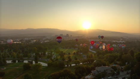 Globos-Aerostáticos-Flotando-Sobre-Boise,-Idaho-En-El-Espíritu-Del-Festival-De-Boise