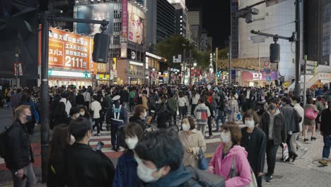 Miles-De-Japoneses-Toman-Las-Calles-Para-Halloween-En-Tokio