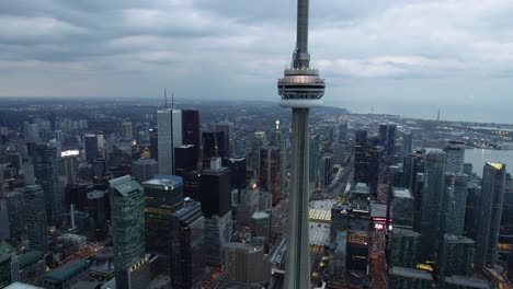 Vista-Aérea-De-La-Torre-Cn,-La-Estación-Union-Y-El-Viejo-Toronto,-Atardecer-En-Ontario,-Canadá---Panorámica,-Toma-De-Drones