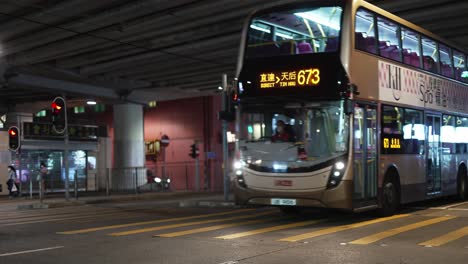 Städtische-Straßenszenen-Der-Nacht-An-Einer-Roten-Ampel-In-Victoria