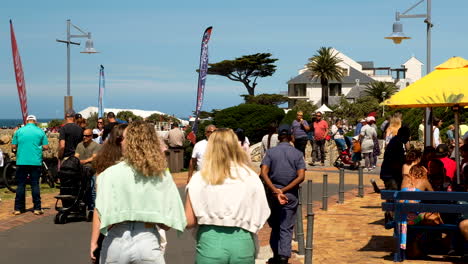 Besucher-Von-Hermanus-Genießen-Die-Festlichkeiten-Während-Des-Walfestivals