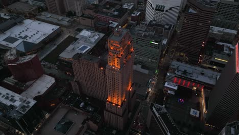 Luftaufnahme-Weg-Vom-Beleuchteten-Carew-Tower,-Abenddämmerung-In-Usa---Rückwärts,-Kippen,-Drohne-Schuss