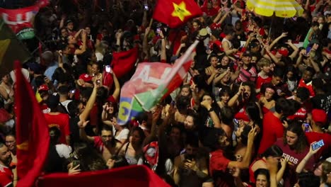 Menschen-Gehen-In-Porto-Alegre,-Brasilien,-Auf-Die-Straße-Und-Schwenken-Fahnen-Zur-Feier-Der-Wahl-Von-Luiz-Inácio-Lula-Da-Silva