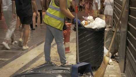 Limpiador-De-Calles-Femenino-Vaciando-Papelera-Desbordante