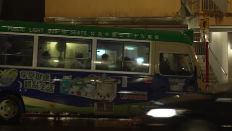 People-waiting-for-the-bus-at-the-bus-stop