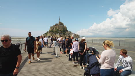 Gente-Abarrotada-En-El-Puente-Que-Conecta-Con-El-Continente-En-Mont-saint-michel-En-Normandía,-Francia