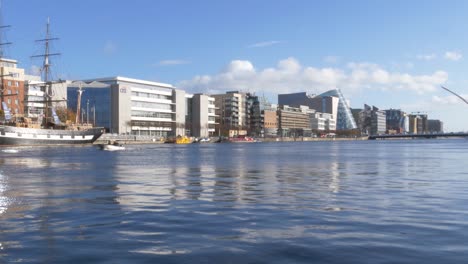 Geschäftsgebäude-über-Den-Fluss-Liffey-In-Dublin,-Irland-An-Einem-Sonnigen-Tag-Im-Herbst