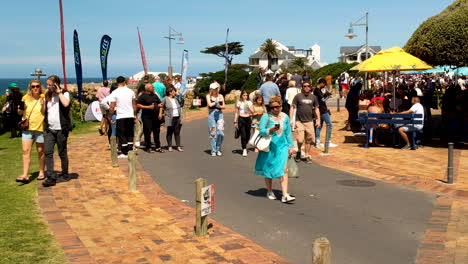 Turistas-Paseando-Por-La-Costa-De-Hermanus-Durante-El-Festival-De-Las-Ballenas