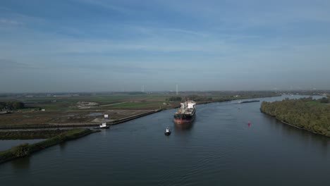 Luftaufnahme-Von-Schleppern,-Die-Sea-Prajna-Bulk-Carrier-Entlang-Der-Oude-Maas-Unterstützen,-Wenn-Es-Sich-Einer-Biegung-Nähert