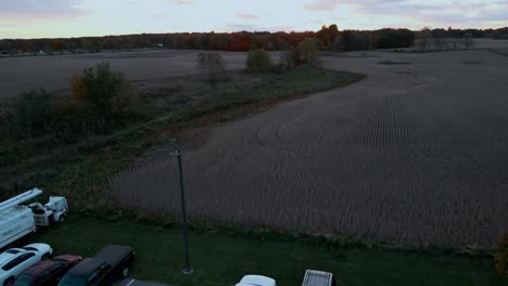 Drone-Descendiendo-En-Un-Lote-De-Carpool-Durante-Una-Puesta-De-Sol-De-Otoño