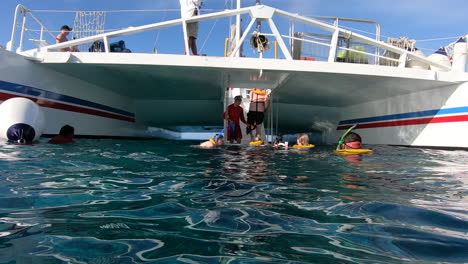 Personas-Moviéndose-En-Catamarán-Desde-El-Océano-|-Tour-De-Aventura-De-Nado-Y-Snorkeling-En-El-Mar-Caribe-|-Personas-Subiendo-Escaleras-En-Barco-Después-De-Nadar-En-El-Océano-|-Turismo,-Viajes,-Catamarán,-Natación