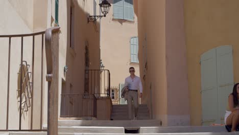 Hombre-De-Negocios-Bajando-Las-Escaleras-De-St-Tropez-En-Francia