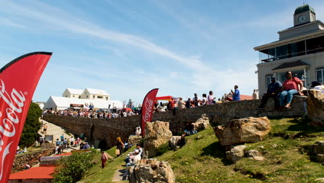 Ajetreado-Festival-De-Ballenas-En-Hermanus-Con-Visitantes-Abarrotando-El-Paseo-Marítimo---Overstrand-Turismo,-Sudáfrica