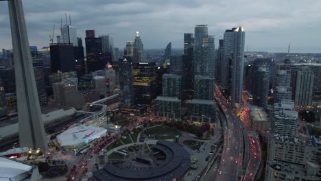 Vista-Aérea-De-La-Estación-De-Tren,-Museo-En-El-Núcleo-Sur,-Toronto,-Tarde-Oscura-En-Canadá---Descendiendo,-Disparo-De-Drones