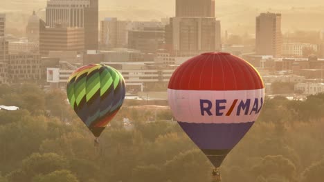 Remax-Insurance-Heißluftballon-Schwebt-über-Einer-Stadt