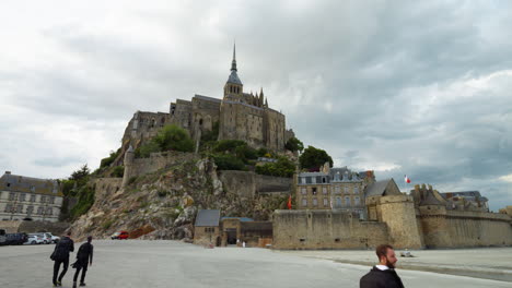 Retroceso-En-El-Prominente-Castillo-De-Mont-Saint-michel-Con-Turistas-En-Normandía,-Francia