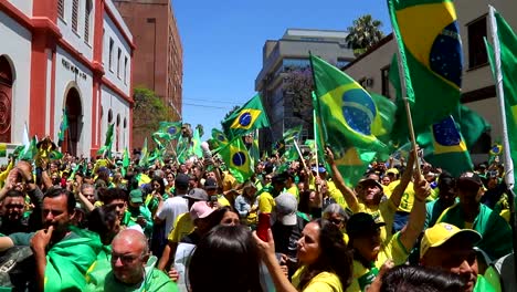 Unterstützer-Des-Gestürzten-Präsidenten-Bolsonaro-Protestieren-In-Den-Straßen-Von-Porto-Alegre,-Brasilien,-Gegen-Die-Wahlergebnisse