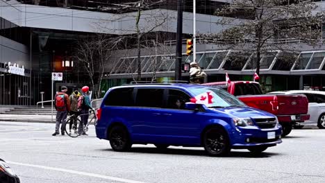 Mujer-Joven-Sosteniendo-Un-Cartel-De-Ir-A-Casa-Vacunarse-Deteniendo-La-Protesta-Del-Convoy-De-Camioneros-En-El-Centro-De-Vancouver