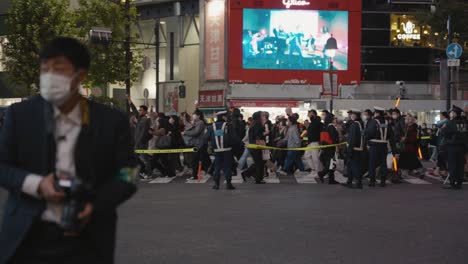 Líneas-Policiales-Que-Dirigen-A-La-Gente-A-Través-Del-Cruce-De-Shibuya-En-Halloween