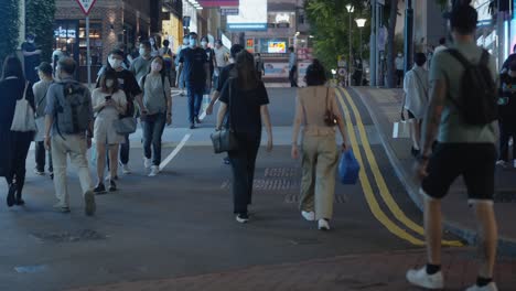 Atmosphäre-Menschen,-Die-Nachts-In-Hongkong-Auf-Der-Straße-Spazieren-Gehen