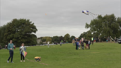 Las-Personas-Y-Las-Familias-Vuelan-Cometas-En-El-Heath-Common-Kite-Festival,-Wakefield,-Inglaterra