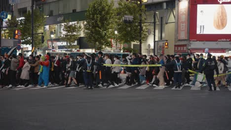 La-Policía-Guía-A-La-Gente-Al-Otro-Lado-De-La-Calle-En-Shibuya-En-La-Noche-De-Halloween