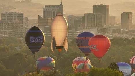 Marken-Heißluftballons,-Die-Während-Eines-Festivals-Abheben