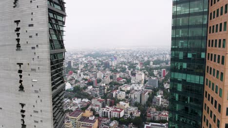 Dolly-Aéreo-Revelando-Altas-Torres-Reforma-En-Medio-De-La-Ciudad-Desarrollada-De-México