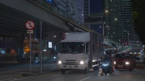 Coches,-Camiones-Y-Otros-Vehículos-Motorizados-Se-Detienen-En-Un-Semáforo-En-Rojo