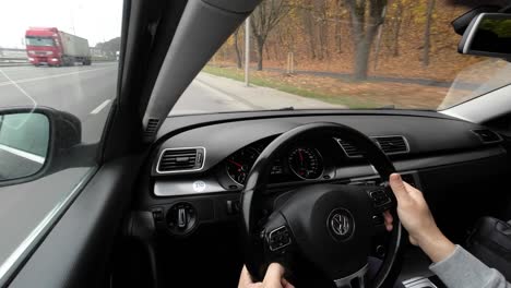 Foto-De-Un-Hombre-Conduciendo-Un-Automóvil-Volkswagen-En-Las-Calles-De-La-Ciudad-En-El-Colorido-Otoño