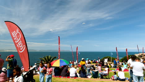 Touristen-Versammelten-Sich-Im-Hermanus-Amphitheatre---Walfestfeier