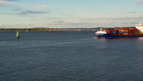 Buque-Portacontenedores-Que-Llega-Al-Puerto-De-Dublín-Irlanda-Cerca-Del-Canal-Bull-Wall