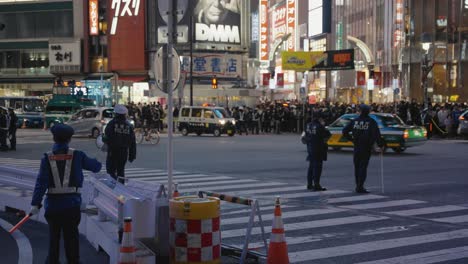 Tokyo-Polizei-Beobachtet-Straßen-In-Der-Halloween-nacht-In-Shibuya