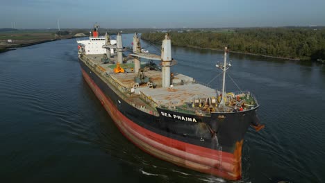 Drohnenansicht-Eines-Schleppers,-Der-Sea-Prajna-Bulk-Carrier-Entlang-Der-Oude-Maas-In-Puttershoek-Unterstützt