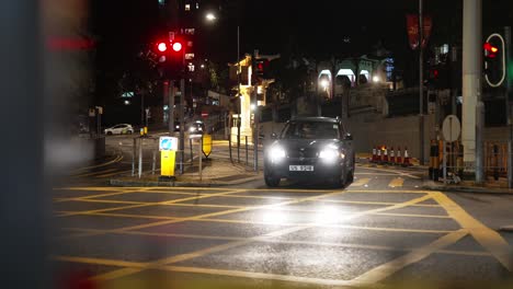 Cars-passing-red-lights-at-night-in-the-city-of-Victoria