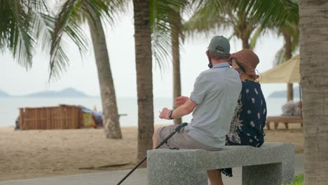 Altes-Ehepaar-Spricht-Am-Strand