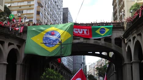 Banderas-Esparcidas-Por-La-Ciudad-De-Porto-Alegre-Muestran-Hostilidad-A-La-Campaña-Electoral-De-Bolsonaro-Tras-Los-Resultados