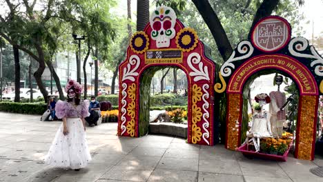 Foto-De-Catrina-Bailando-En-La-Entrada-Del-Mercadillo-Dia-De-Muertos-En-La-Ciudad-De-México