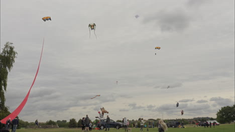 Una-Gran-Multitud-De-Personas-Vuelan-Cometas-En-Heath-Common-Wakefield-Durante-Un-Festival-De-Cometas-En-Un-Día-Nublado-Y-Aburrido