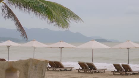 Una-Hermosa-Vista-De-Una-Playa-Con-Sillas-Y-Sombrillas