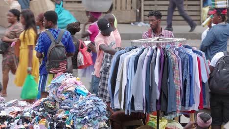 Los-Clientes-De-Ghana-Accra-Compran-Ropa-De-Segunda-Mano-En-El-Mercado-Del-Centro