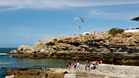 Atrevido-Parapente-Volando-Junto-A-Los-Acantilados-Del-Puerto-Viejo-Hermanus