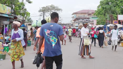 Mercado-Comercial-Del-Centro-De-Ghana-Accra-Con-Personas-Y-Actividad-Empresarial