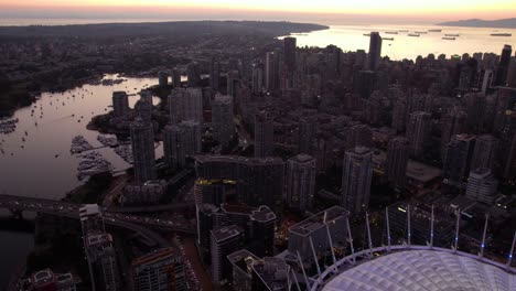 Paisaje-Urbano-De-Yaletown-Y-El-Estadio-Bc-Place,-Atardecer-En-Vancouver,-Canadá---Vista-Aérea