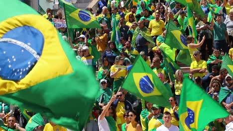 Brasilianische-Fahnen-Wehen,-Als-Bolsonaro-anhänger-Gegen-Die-Wahlergebnisse-Vom-Oktober-2022-Protestieren