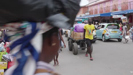 La-Gente-De-Ghana-Compra-En-El-Tradicional-Centro-Comercial-Del-Centro-Histórico-Antiguo