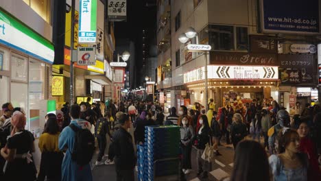 Calles-Japonesas-Llenas-De-Jóvenes-Asistentes-A-La-Fiesta-En-La-Noche-De-Halloween