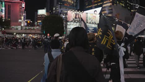 Japaner-In-Kostümen,-Die-An-Halloween-Shibuya-Scramble-überqueren