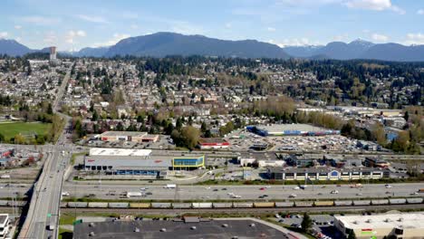 Fahrzeuge-Fahren-Auf-Der-Autobahn-Und-Überführung-In-Coquitlam,-British-Columbia,-Kanada