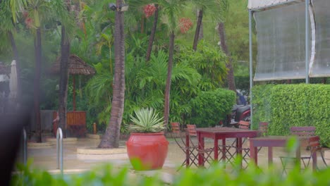 Una-Jarra-De-Agua-En-Un-Día-Lluvioso-En-Un-Restaurante-De-Playa